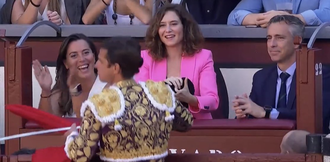 Dos matadores, uno de toros y la otra de viejos...👇