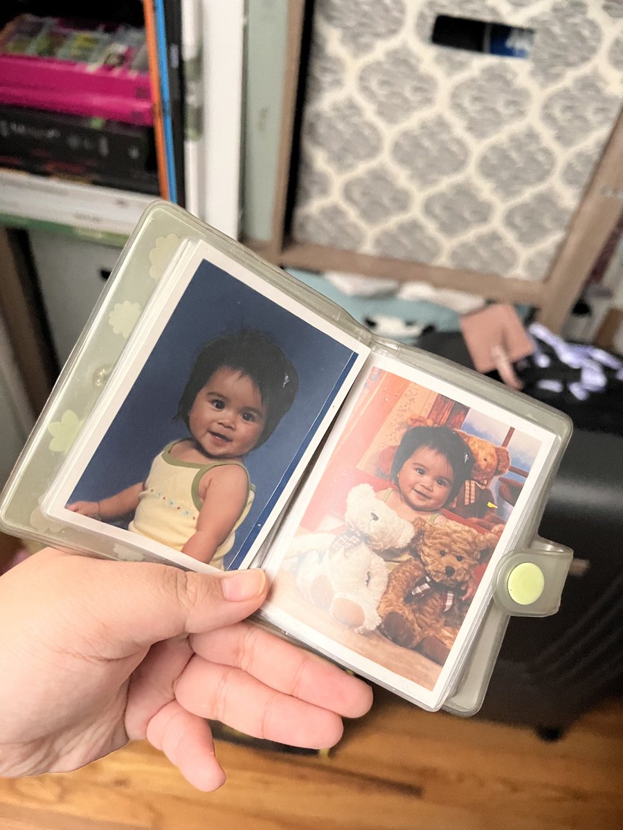 lNJE0LMI's tweet photo. my mom was like "u think ur the only one w little photocards? look at this." AND ITS BASICALLY A COLLECTBOOK / ALBUM OF MY OLD BABY PHOTOSHEBFND https://t.co/8FmRogk573