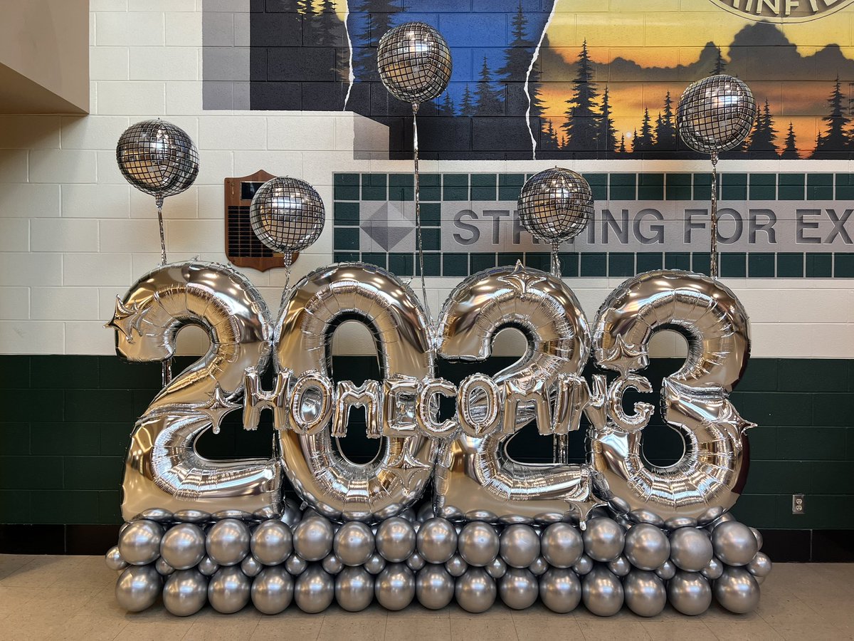 MsRashid2018's tweet photo. Homecoming ‘23! It’s been a fun week! #DancingOnStage #HypingUpTheParty #Chaperone #360VideoBooth #tradition https://t.co/O7WuN7qFdW