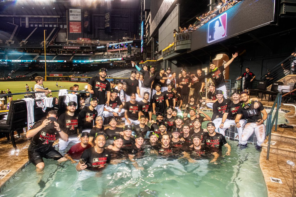 Dbacks's tweet photo. This team is everything. ❤️🩵 https://t.co/P36fAa8Ut8