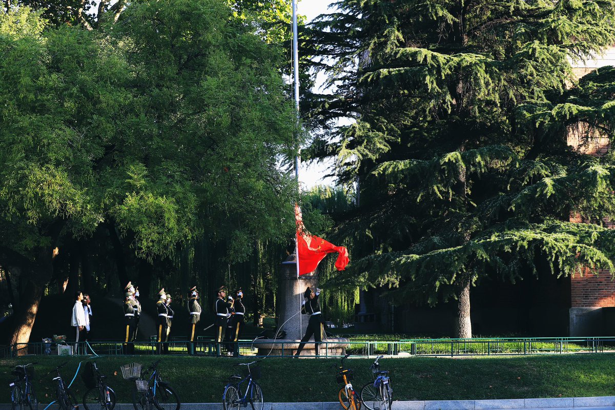 Today is National Day. Tsinghua University held a flag-raising ceremony
 #Tsinghua #photo #photograghy #photooftheday #PhotographyIsArt #art #DiscoverTsinghua #technology #XTwitter #PHOTOS #cameraman #Canon #sony #beautiful #BEAUTIFUL #Like #love