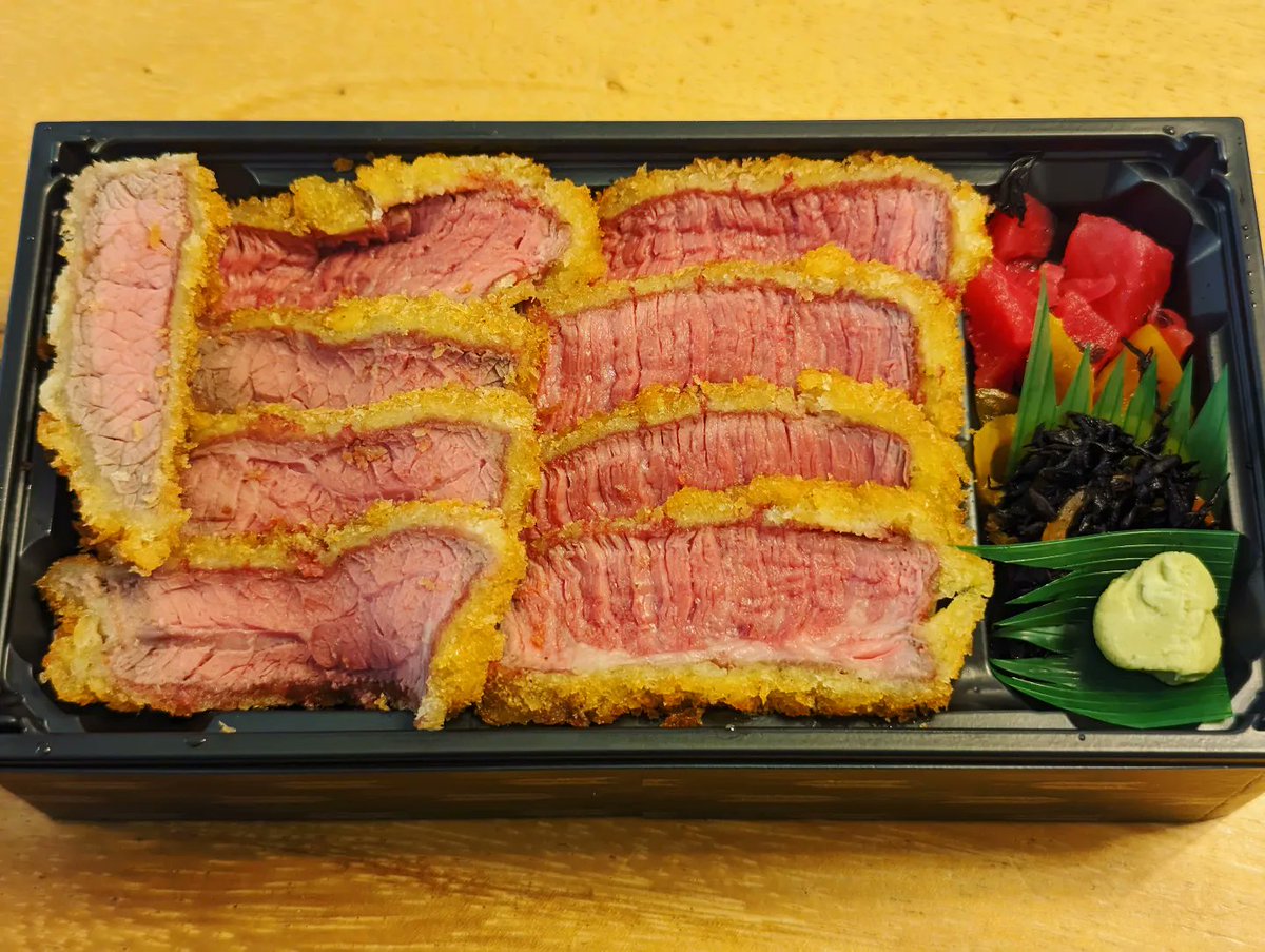 tateomif's tweet photo. 今日のランチは、銀座三越の食品催事で黒毛家さんの牛カツ弁当を買って来ました。
I bought a beef cutlet of Kurogeya at Ginza Mitsukoshi for lunch today.
#Kurogeya #黒毛家 #lunch #ランチ #beefcutlet #牛カツ #牛カツ弁当 #Mitsukoshi #三越 #銀座三越 https://t.co/XgPMg9Id1i