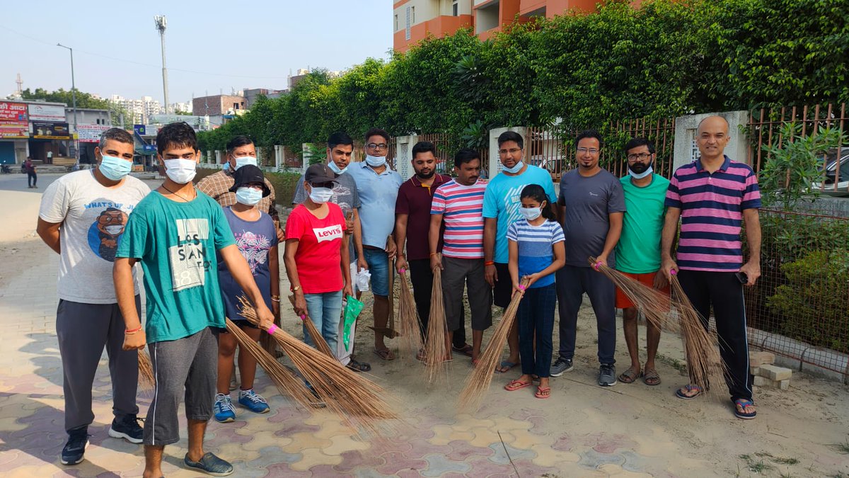 UtkarshVTiwari's tweet photo. The residents of Rajhans Residdency, Sector-1, Greater Noida West ran a cleanliness drive today. Even the children participated. It was a very successful drive and everybody participated wholeheartedly. Here are the pics. @noida_authority @CeoNoida @TOINoida @HTNoidaGzb https://t.co/79qkT5WfNg