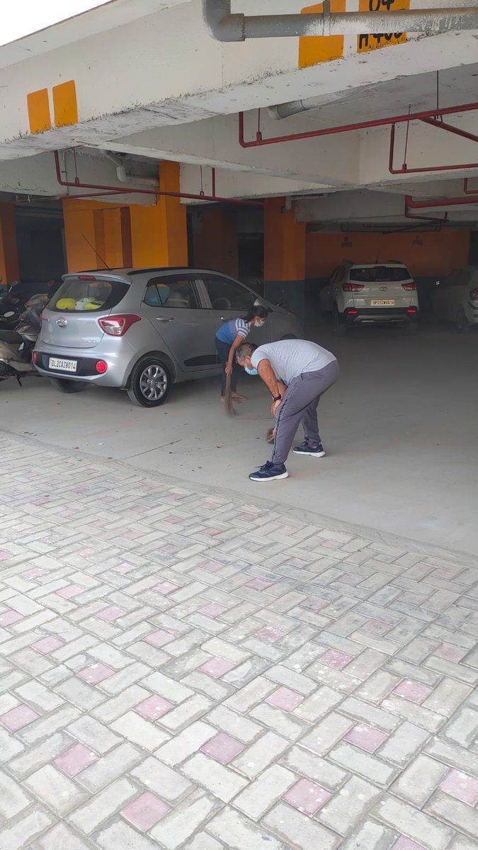 UtkarshVTiwari's tweet photo. The residents of Rajhans Residdency, Sector-1, Greater Noida West ran a cleanliness drive today. Even the children participated. It was a very successful drive and everybody participated wholeheartedly. Here are the pics. @noida_authority @CeoNoida @TOINoida @HTNoidaGzb https://t.co/79qkT5WfNg