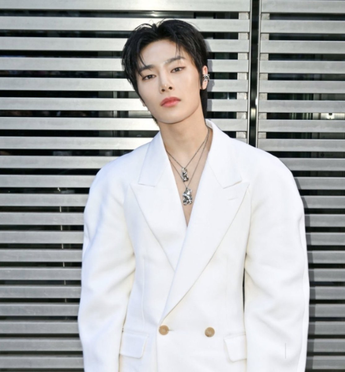 WORLDMUSICAWARD's tweet photo. #straykids' #I_N stunned at the #AlexanderMcQueen Fashion show in Paris, rocking a show-stopping outfit and proving he's also a style icon not just a great performer...👏🗼🇫🇷✨💫🌟🔥👑🤍 https://t.co/f1YFKmrGUz