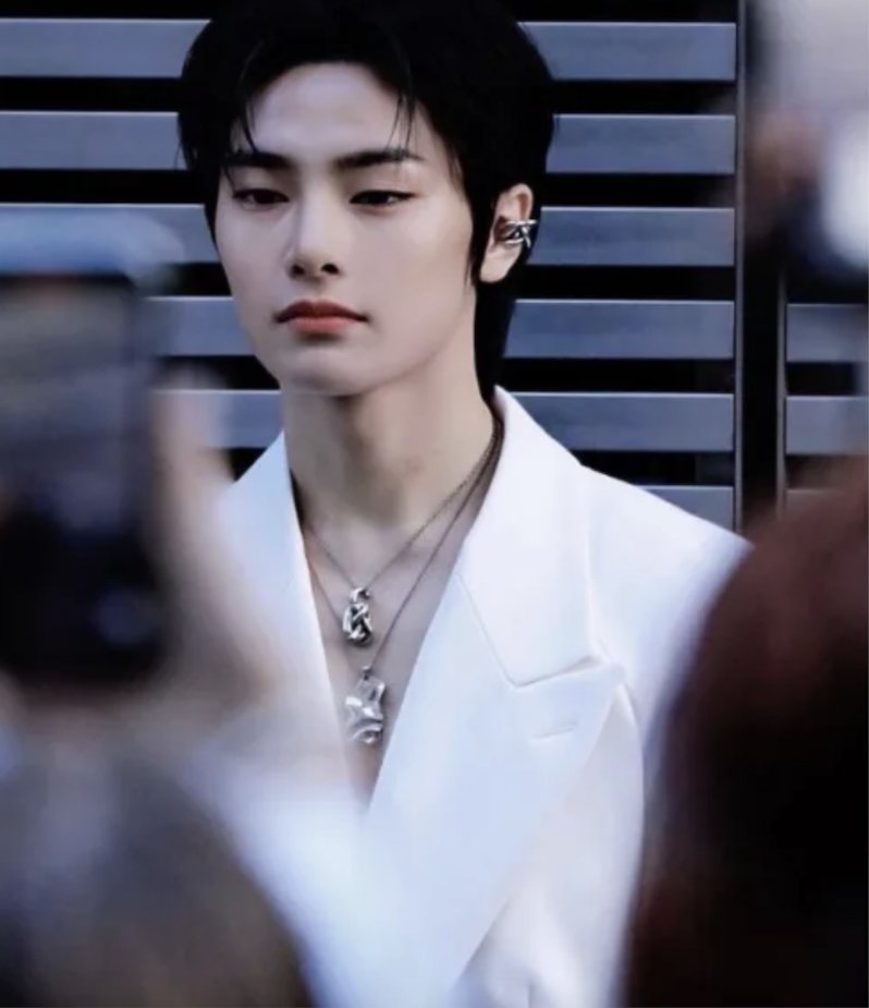WORLDMUSICAWARD's tweet photo. #straykids' #I_N stunned at the #AlexanderMcQueen Fashion show in Paris, rocking a show-stopping outfit and proving he's also a style icon not just a great performer...👏🗼🇫🇷✨💫🌟🔥👑🤍 https://t.co/f1YFKmrGUz