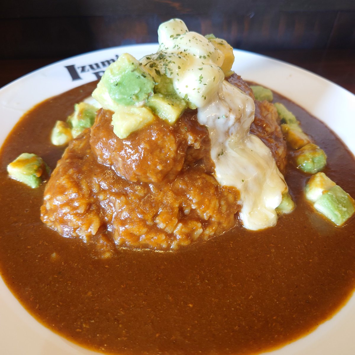 pachocosme89's tweet photo. 今日は14時プレイボールなので、試合前に腹ごしらえしてきました😋🍴

#いずみバーグ さんの #自家製ハンバーグカリー
チーズとアボカドをトッピング！

#オリックス #オリックスバファローズ #Bs2023 #全員で優勝 #全員で3連覇 #全員にありがとう #WE_DID_IT https://t.co/Cm6pcniBkw
