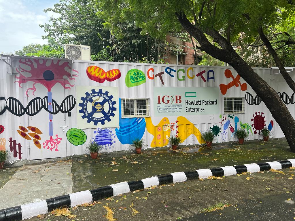 It was super exciting to Work on this mural painting project at <a href="/IGIBSocial/">CSIR-IGIB</a>, New Delhi's Molecular Biology Lab, inaugurated as a part of CSIR’s One Week One Lab program🔬🦠

With a 40ft x 8ft x 8.5ft shipping container, I had a massive canvas!🖼️
 (1/)