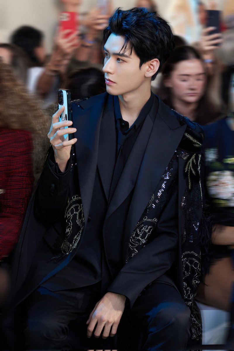 GongJunGlobal's tweet photo. "GONG JUN IN PARIS"
 
#GongJun #龚俊 #SimonGong #龚俊Simon 
#GongJunPFW2023 #GongJunXParis #ElieSaab https://t.co/Z8MfWYajik