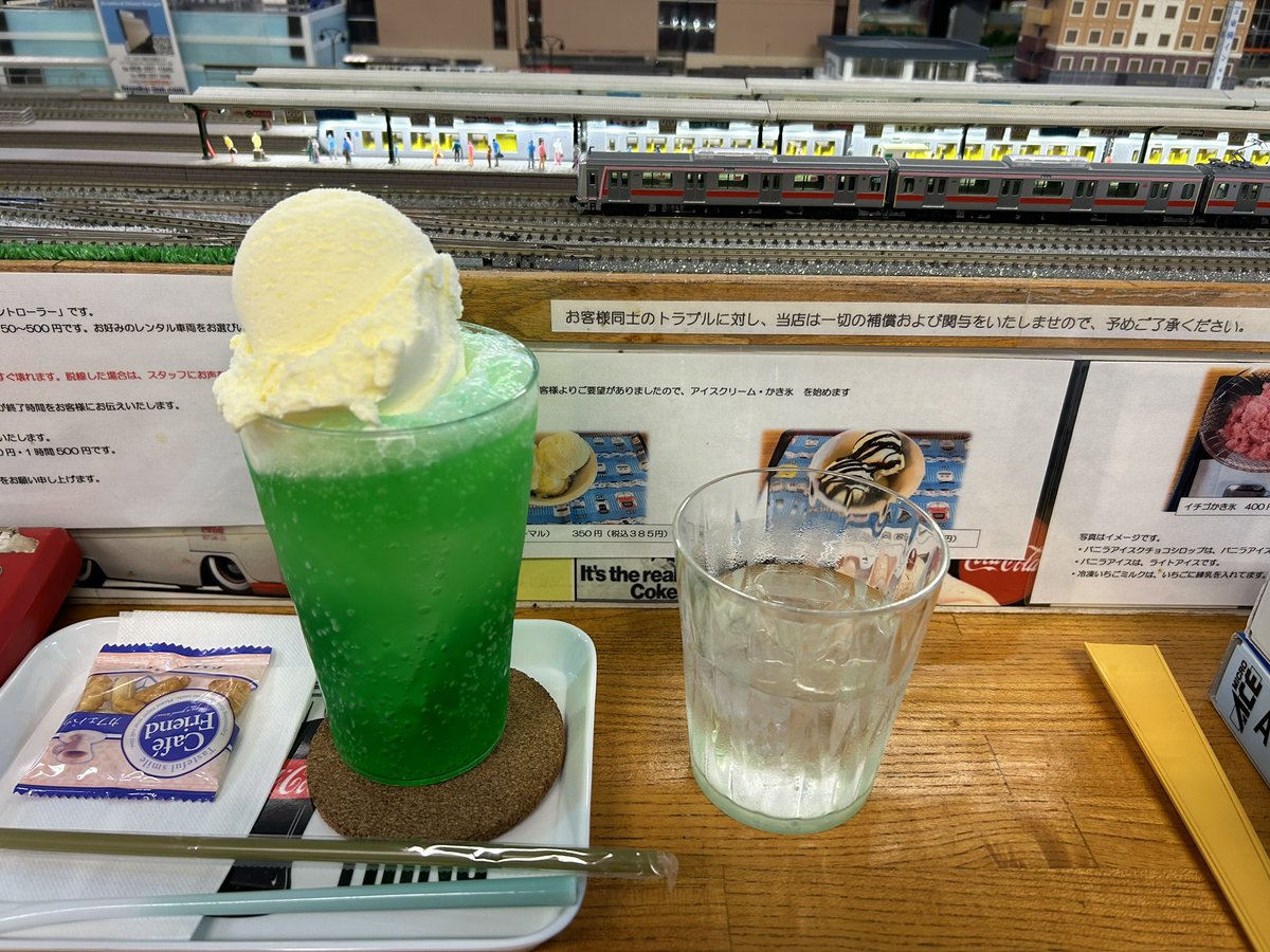 acousticboy1993's tweet photo. 鉄道模型走らせながらクリームソーダを飲むのが良い感じの癒し https://t.co/2OyXlInvUp