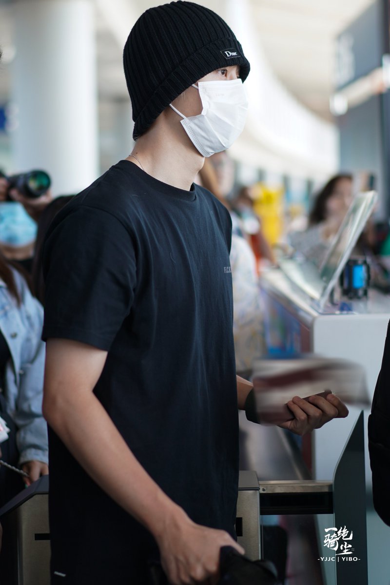 winters__rain's tweet photo. ทั้งกล้ามหนา ทั้งสีผม งานนี้เราไม่รอดแน่แล้ว 😭

WANG YIBO IN PARIS 
#WangYibo_WelcomeToParis https://t.co/6rqwDIRlu5