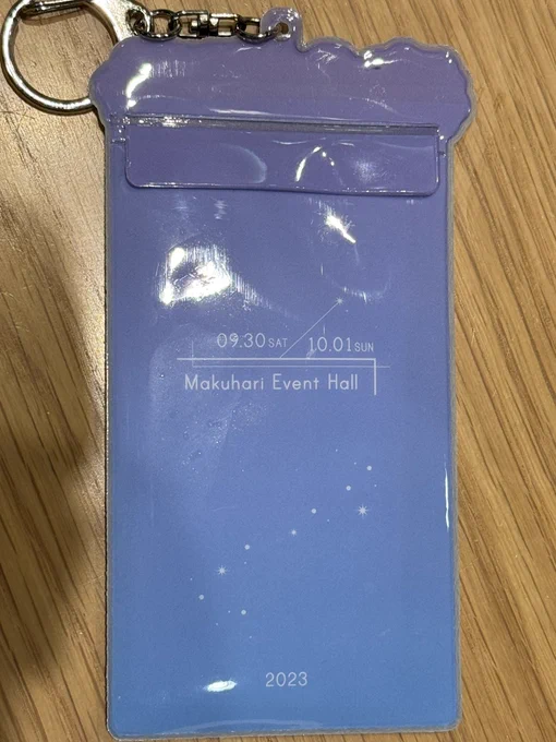 このアクスタケースマジで有能やな裏に今日のライブの日付もしっかり印刷されてるのポイント高い 