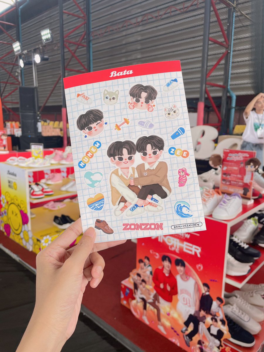 BataOfficialTH's tweet photo. ซนซน where are you~ แวะมาถ่ายรูปบรรยากาศของบูธบาจา พร้อมติดแท็ก #BataThailand #BataAnotherChance 

รับเลย! สติกเกอร์ซีนุนิวสุดคาวาอี้🧡💙

ที่สำคัญได้ลุ้นรับ “เสื้อพร้อมลายเซ็น” ด้วยนะ 😉

#Bata #SurprisinglyBata #ZeeNunew #ซีนุนิว #ZeeNunewAnotherLifeConcert #ZeeNuNewConcertDay2 https://t.co/3hUHAyC5T5