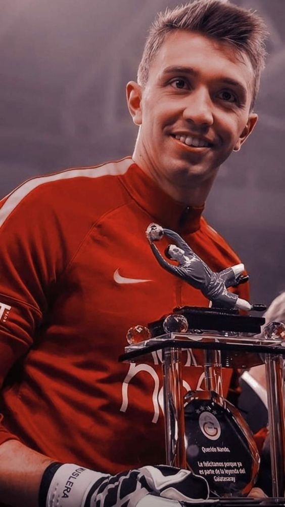 Sporkafasi18's tweet photo. 🤩KAPTAN🤩
(İstediğiniz futbolcuyu yazabilirsiniz.)
(Fotoyu kullanabilirsiniz)
#Galatasaray #Fenerbahce #GSvANK #besiktas #Trabzonspor #futbol #SueperLig https://t.co/qGwBOsM0Sv