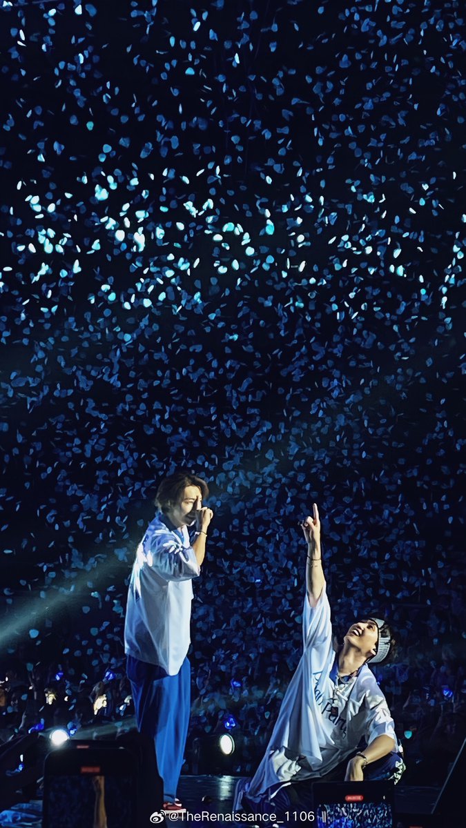 yamarie_sjsvt's tweet photo. hyukjae was really inlove with those blue heart confettis, what makes him love it more is the fact that elfs prepared it for them 🥹🫶 https://t.co/rcki5MgOeo
