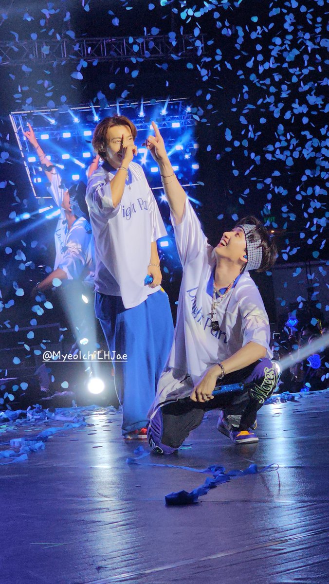 yamarie_sjsvt's tweet photo. hyukjae was really inlove with those blue heart confettis, what makes him love it more is the fact that elfs prepared it for them 🥹🫶 https://t.co/rcki5MgOeo