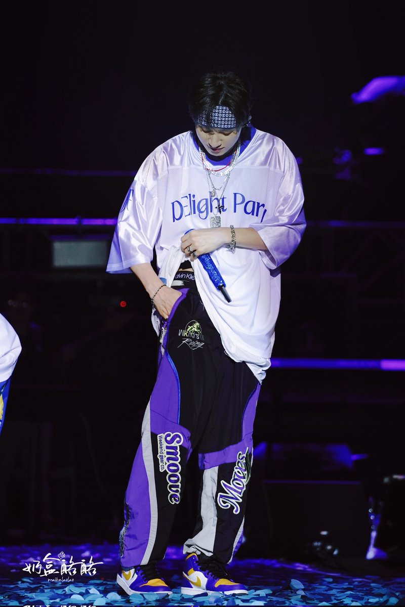 yamarie_sjsvt's tweet photo. hyukjae was really inlove with those blue heart confettis, what makes him love it more is the fact that elfs prepared it for them 🥹🫶 https://t.co/rcki5MgOeo