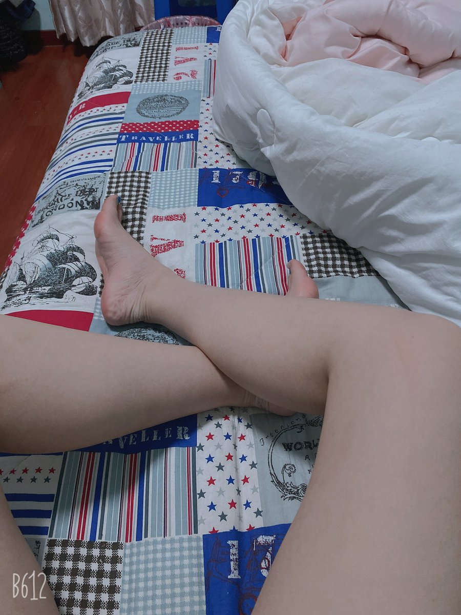 #绿帽 #绿奴 #母狗 #淫妻 #足控 #腿控 最近没玩啥新鲜的，给大家看下老婆的腿吧，喜欢的还是电报联系吧，各位老哥有啥新鲜玩法可以给我说说 https://t.co/WkOifk5v6n