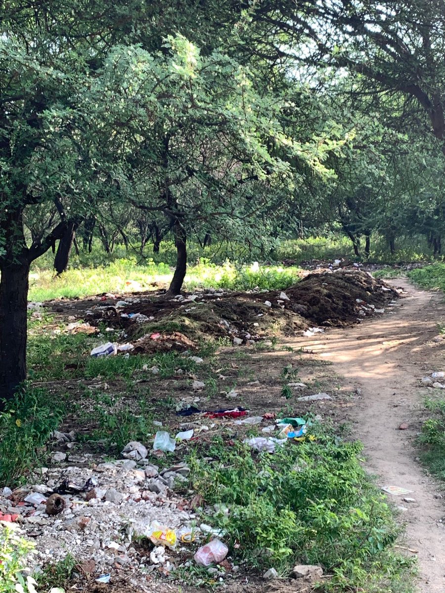vischugh's tweet photo. "Ek Tareekh, Ek Ghanta, Ek Saath" is being dedicatedly observed across the county by one and all. 
However, there is no sight of being a part of the “Swachh Bharat Mission” at this location. It may be the 9th anniversary but not for the residents behind whose houses this garbage https://t.co/QliR0ratYW