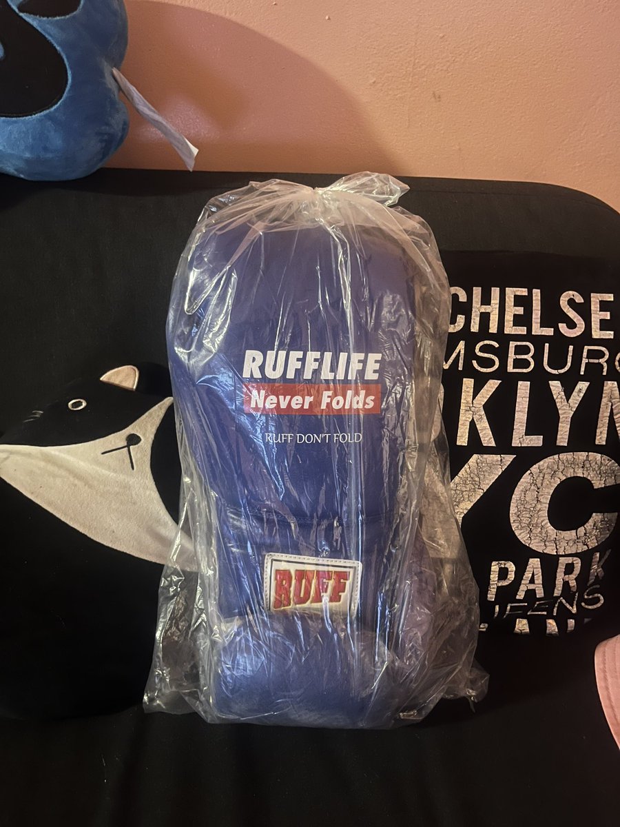 brooklynbarwick's tweet photo. It’s time for a Glove Giveaway !! Let’s Bless the Influencer Boxing Community 🥊

Giveaway Rules: 
Follow @brooklynbarwick on Twitter 
Like and Retweet this Post 
Reply to this tweet why you should receive these gloves 🥊

Color: Blue Brand: Ruff Boxing 
14 oz Training Lace Ups https://t.co/uIfD5o8Jkf