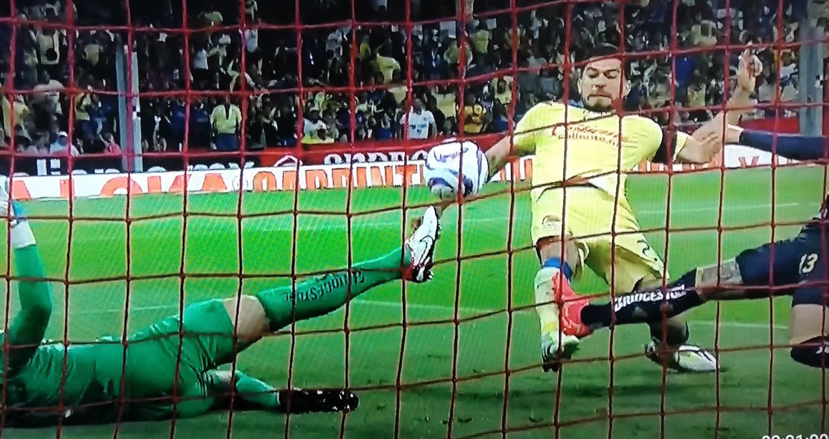 daniellemx_'s tweet photo. Señoras y señores que no pueden dormir quezque porque “le robaron a Pumas”, la plancha a @HenryMartinM les manda saludos.

Increíble que a estas alturas de la vida siga siendo tema que los árbitros le ayudan al @ClubAmerica . 🙄 https://t.co/SdiqsrdyPj