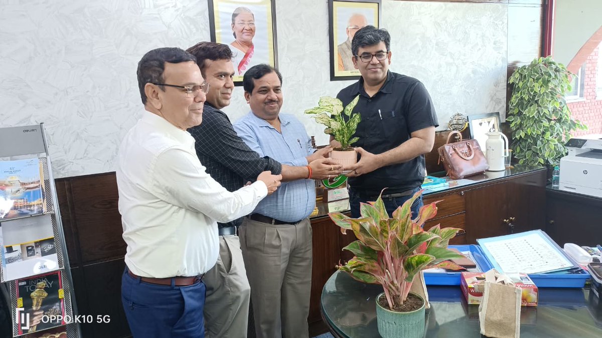 nefowaoffice's tweet photo. देश भर के फंसे हुए ग्रुप हाउसिंग प्रोजेक्ट का कैसे पुनरुद्धार हो उसपर @OfficialNBCC के श्री KPM SWAMY जी के साथ विस्तृत चर्चा हुई. आम्रपाली की सभी परियोजनाएं इनके ही देख-रेख में बन रहा है. उन्होंने बताया कि कैसे सालों से लंबित इन परियोजनाओं को पूरा करने के लिए महत्वपूर्ण कदम उठाए गए और किन-किन चुनौतियों का सामना उनके द्वारा किया गया और कर कर रहे हैं. बात करते करते श्री स्वामी अत्यंत भावुक भी हो गए.
आज से NBCC के CMD का कार्यभार यह  सम्हालने वाले हैं, बहुत बहुत शुभकामनाएं 💐 @Mihirlawyer