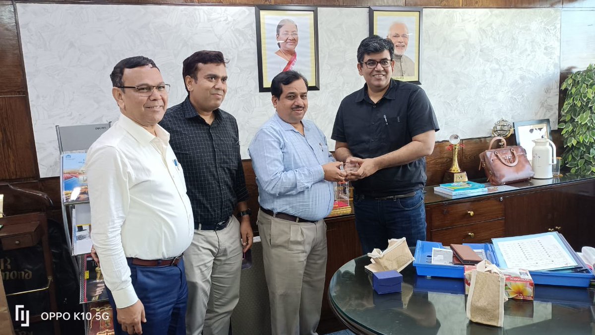 nefowaoffice's tweet photo. देश भर के फंसे हुए ग्रुप हाउसिंग प्रोजेक्ट का कैसे पुनरुद्धार हो उसपर @OfficialNBCC के श्री KPM SWAMY जी के साथ विस्तृत चर्चा हुई. आम्रपाली की सभी परियोजनाएं इनके ही देख-रेख में बन रहा है. उन्होंने बताया कि कैसे सालों से लंबित इन परियोजनाओं को पूरा करने के लिए महत्वपूर्ण कदम उठाए गए और किन-किन चुनौतियों का सामना उनके द्वारा किया गया और कर कर रहे हैं. बात करते करते श्री स्वामी अत्यंत भावुक भी हो गए.
आज से NBCC के CMD का कार्यभार यह  सम्हालने वाले हैं, बहुत बहुत शुभकामनाएं 💐 @Mihirlawyer