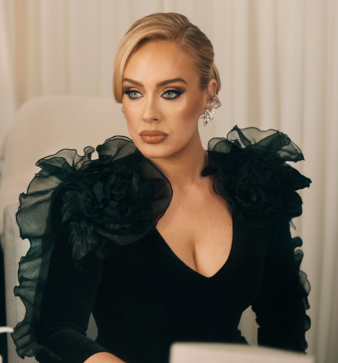 PopBase's tweet photo. Adele stuns in new photo. https://t.co/mxtItqBj7w