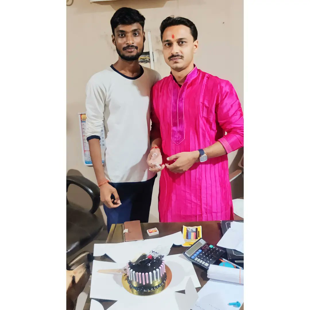 im_arun_patel04's tweet image. आसमान की बुलंदियों पर नाम हो आपका,
चाँद की धरती पर मुकाम हो आपका,
हम तो रहते है छोटी सी दुनियाँ में,
पर खुदा करे सारा जहाँ हो आपका !
 
बड़े भईया आदरणीय श्री रोहित झा जी को जन्मदिन की ढेर सारी शुभकामनाएं!!🌹
❣️ Happy birthday Bhaiya 🙏
#Rohitkumarjha