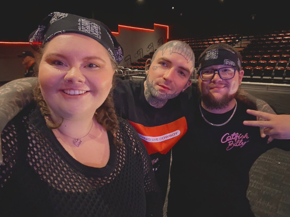 Big_Verm's tweet photo. Had a blast tonight with @Yelawolf and Caskey @caskeysnotdead. Got to chill with Caskey right quick, thanks again homie 🤘🏻🤙🏻 #Slumerican #Blacksheep https://t.co/T2i7CxeRPP