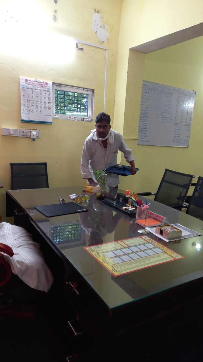 विद्युत वितरण खंड तिलोई में "स्वच्छता ही सेवा" के अंतर्गत कार्यालय परिसर एवं विद्युत उपकेन्द्र में साफ सफाई का कार्य कराया जा रहा है