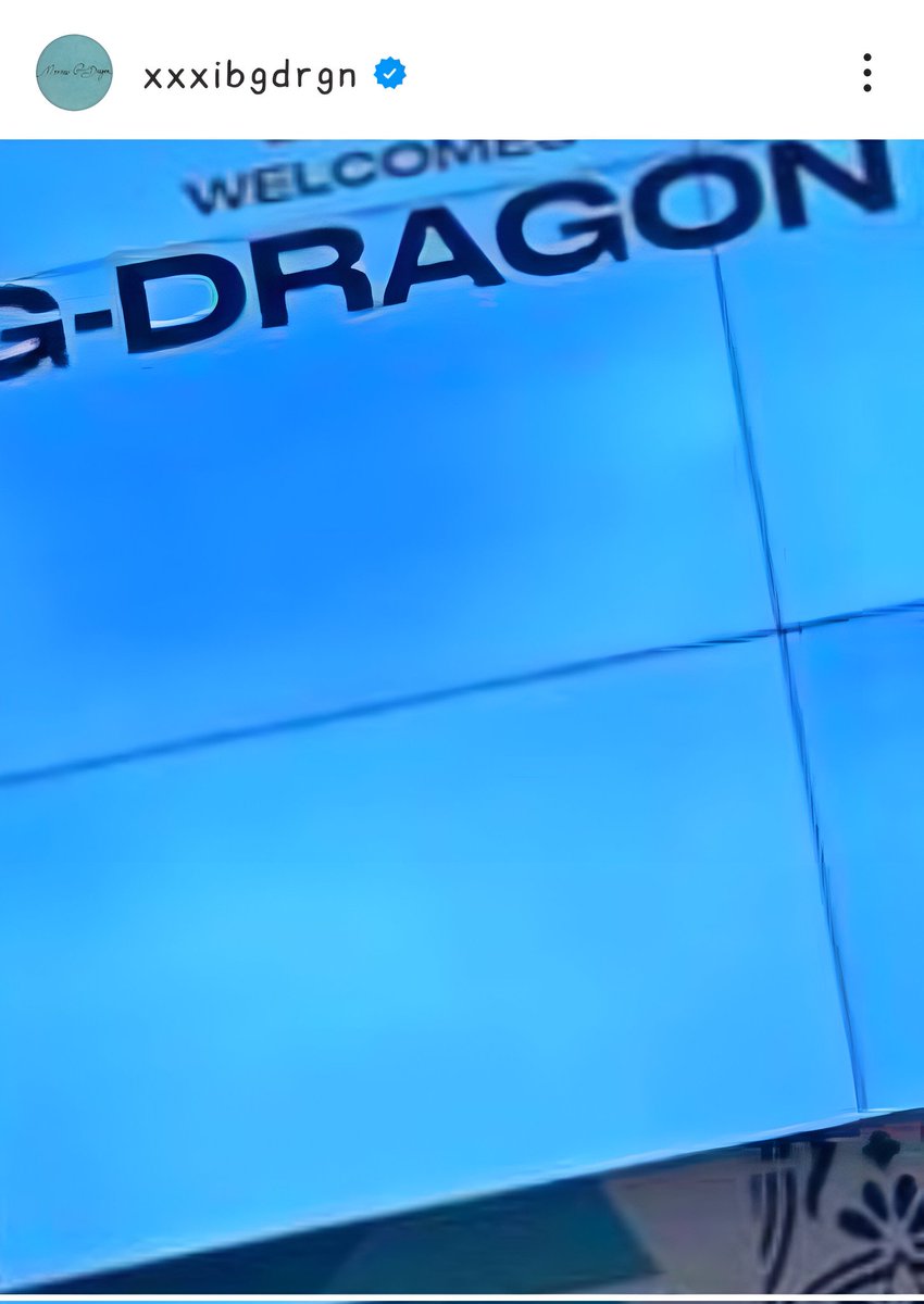 vipbbsun's tweet photo. เป็นไปได้ว่า #GDRAGON​ (อาจ)​ได้เริ่มต้นกับบ้านใหม่แล้ว 

ช่วงบ่ายวันที่ 30 ก.ย. G-Dragon ได้โพสต์รูปถ่ายใน SNS ส่วนตัวของเขา 1 ในนั้นคือภาพถ่ายหน้าจอที่มีข้อความเขียนไว้ว่า "WELCOMES G-DRAGON"

สิ่งนี้เกี่ยวข้องกับข่าวลือที่ G-Dragon ได้เข้าร่วมกับ Warner Music ซึ่งเมื่อวันที่ 28 ก.ย. ท���่ผ่านมา สื่อต่างประเทศท้องถิ่นได้รายงานว่า เร็วๆ นี้ G-Dragon​ ได้เดินทางไปเยี่ยมชมสนง.ใหญ่ของ Warner Music Records ในแอลเอ สหรัฐอเมริกา​

Warner Music Records เป็นค่ายเพลงยักษ์​ใหญ่สัญชาติอเมริกันที่มีชื่อเสียงระดับโลกและเป็น 1 ใน 3 ค่ายดนตรียอดนิยมของโลก

นอกจากนี้ เมื่อพิจารณาถึงข้อเท็จจริงที่ว่า G-Dragon ถูกรวมไว้ในรายชื่อศิลปินของ Warner Music Group ที่ลงทะเบียนในเว็ปไซต์การค้นหา และความจริงที่ว่า G-Dragon กดไลค์โพสต์ข่าวบน SNS ที่กล่าวถึงเรื่องนี้ ก็อาจเป็นไปได้ว่า G-Dragon ได้เข้าร่วมเป็นศิลปินของ Warner Music Group เรียบร้อย​แล้ว