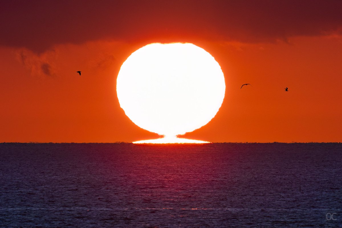 mustapanki's tweet photo. Efecte omega fotografiat des de l'Ametlla de Mar. 
#eltemps324 #eltempstv3 https://t.co/H1jTAhrEaB