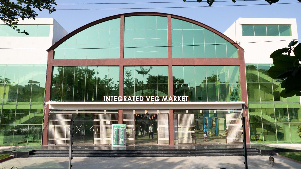 vihaancars's tweet photo. Dear sir @CMofKarnataka @DKShivakumar 

Please check &amp; Implement this kind of markets built by telengana state govt for their farmers and sellers 

Need in every municipality of Karnataka https://t.co/Dnuje79klV