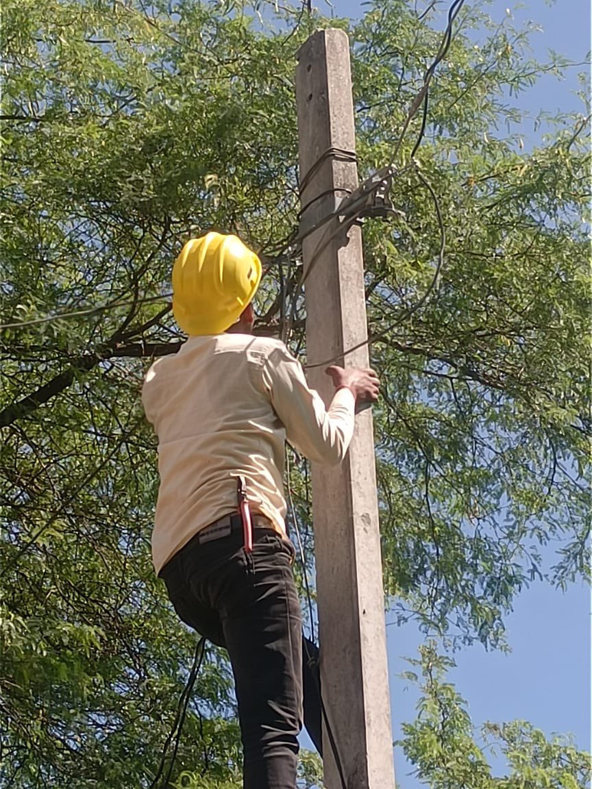 वितरण खंड तिलोई में बड़े बकायेदारो से राजस्व वसूली हेतु विद्युत विच्छेदन का कार्य कराया जा रहा है