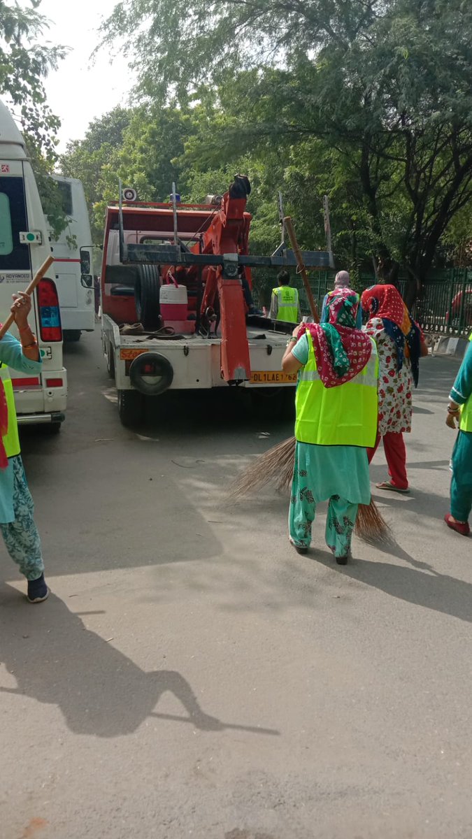 PackersCompany's tweet photo. Delhi ki 98% Traffic police only Galat Tarike sirf aur sirf paisa kamane chahte hai. Today Green park Extension Me ye Crane wala aur 1 Traffic wale jabarjasti Driver se no entry/No packing aera ke nam pe paisa ki mang kar rhe the N dene pe ye chalan mila hai https://t.co/tjWpKVlZ1q