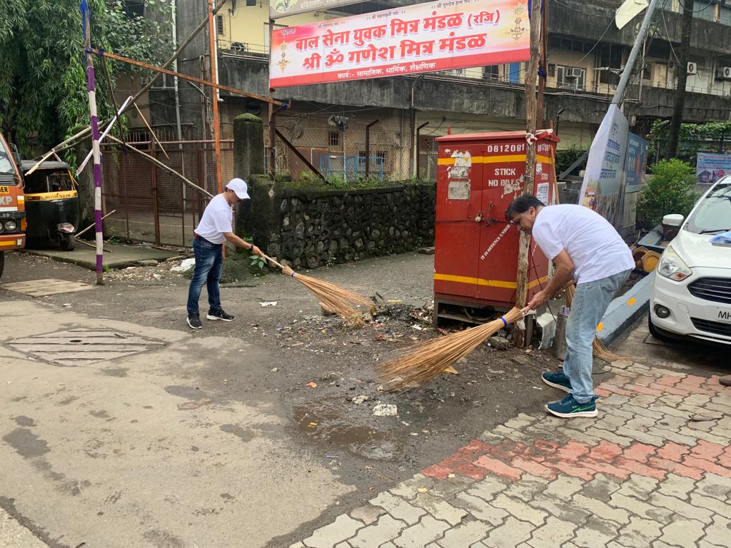 HPCL's tweet image. Leading by example! Our CMD, Sh. Pushp Kumar Joshi, actively participated in the #SwachhataHiSeva campaign at the Retail Outlet in Chembur, Mumbai, along with the Director of Finance, Director of Marketing, and Senior Officials. He commended the staff&apos;s dedication to cleanliness…