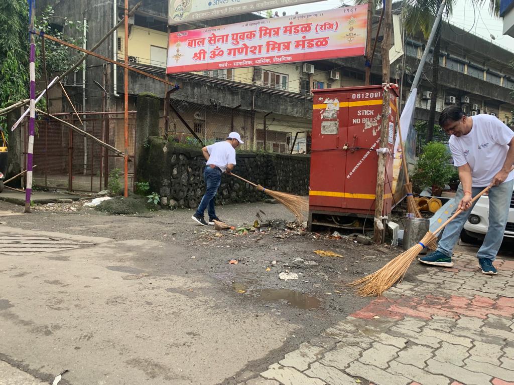 HPCL's tweet image. Leading by example! Our CMD, Sh. Pushp Kumar Joshi, actively participated in the #SwachhataHiSeva campaign at the Retail Outlet in Chembur, Mumbai, along with the Director of Finance, Director of Marketing, and Senior Officials. He commended the staff&apos;s dedication to cleanliness…