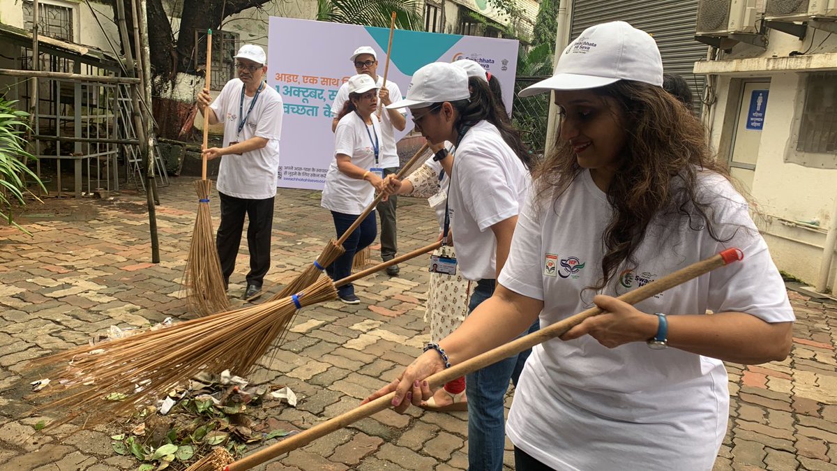 HPCL's tweet image. Leading by example! Our CMD, Sh. Pushp Kumar Joshi, actively participated in the #SwachhataHiSeva campaign at the Retail Outlet in Chembur, Mumbai, along with the Director of Finance, Director of Marketing, and Senior Officials. He commended the staff&apos;s dedication to cleanliness…
