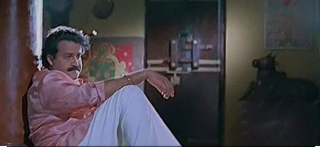 TheLuciferRage's tweet photo. #IYKYK
Hmm....pazhaya veettil ninnu saadhanangal shift cheythappol..thattinte purath podi pidich kidannathu. marakkathe pack cheythu oalu ingu ethich...athum enthaanu sambhavam ennum koodi ariyaathe..
#KalippinteBhoothakaalam🔥
#RDX
#Nunchuk https://t.co/XjKxy0YuhQ