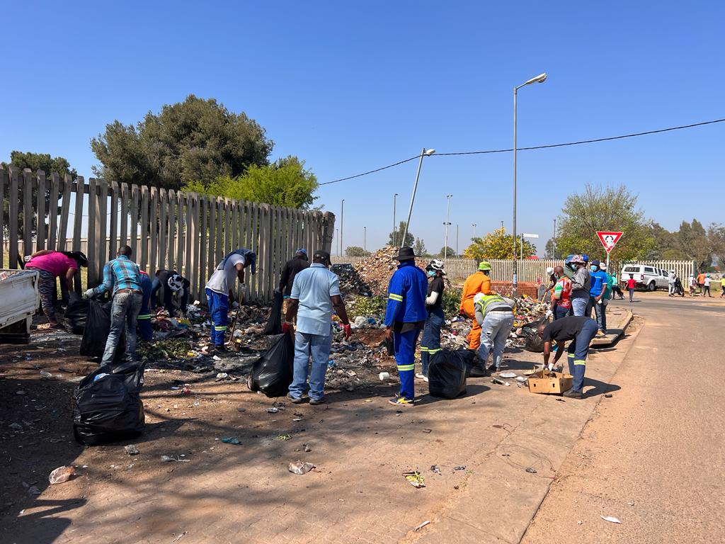 MMFound's tweet image. We would like to send a big than you to the community of Ward 23 Mamelodi East for heeding the call of the cleaning campaign. Seeing the young and old coming together to for the betterment of the community is heartwarming. @BarryNkomo  @TshwaneTalk  @CityofTshwane