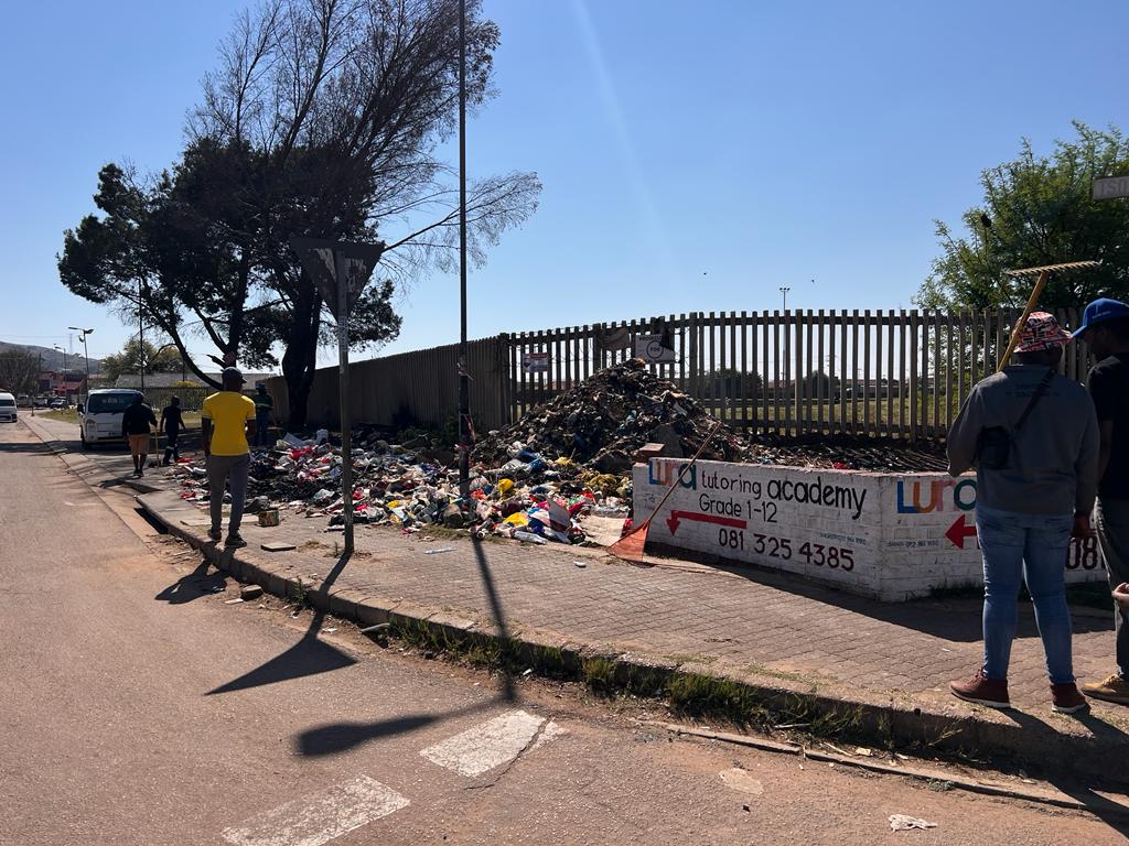 MMFound's tweet image. We would like to send a big than you to the community of Ward 23 Mamelodi East for heeding the call of the cleaning campaign. Seeing the young and old coming together to for the betterment of the community is heartwarming. @BarryNkomo  @TshwaneTalk  @CityofTshwane