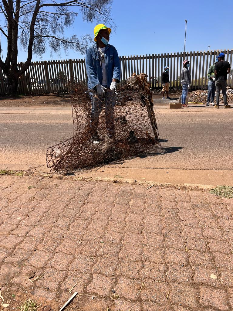MMFound's tweet image. We would like to send a big than you to the community of Ward 23 Mamelodi East for heeding the call of the cleaning campaign. Seeing the young and old coming together to for the betterment of the community is heartwarming. @BarryNkomo  @TshwaneTalk  @CityofTshwane