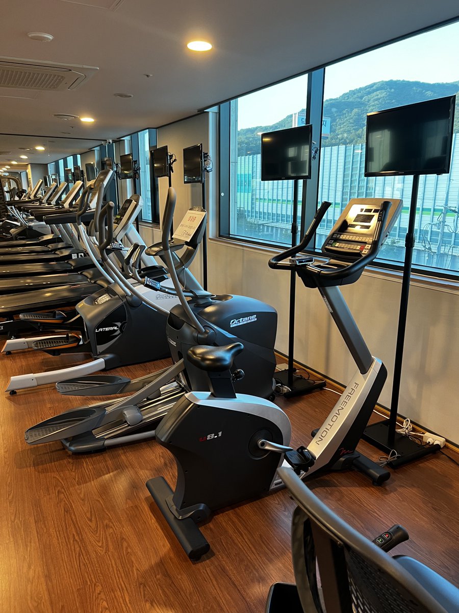 Good morning workout in Seoul. Equipments here look slightly different. 😁