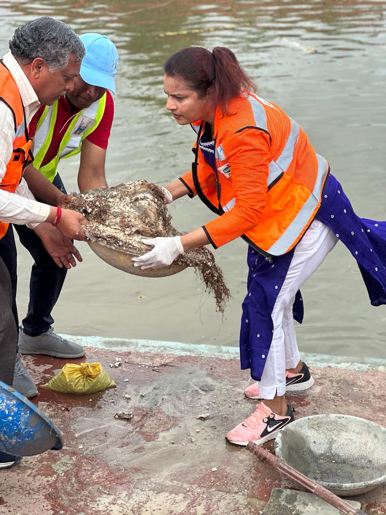 ZC_Kukatpally1's tweet photo. "Swachchta hi seva "  cleanliness drive conducted in #kukatpally zone. #GHMC @SwachhBharatGov
@KTRBRS 
@arvindkumar_ias 
@GadwalvijayaTRS 
@CommissionrGHMC https://t.co/v6t78RUIDN