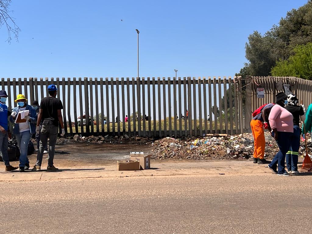 MMFound's tweet image. We would like to send a big than you to the community of Ward 23 Mamelodi East for heeding the call of the cleaning campaign. Seeing the young and old coming together to for the betterment of the community is heartwarming. @BarryNkomo  @TshwaneTalk  @CityofTshwane