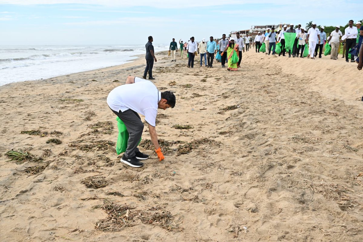 lokbhavan_tn's tweet photo. Governor Ravi along with Students, Volunteers and residents of Nainarkuppam Fishermen village, Uthandi, Chennai joined countrywide #SwachhataHiSeva Mass Cleaning drive, a community-driven cleanliness campaign launched by #PMModi. (1/2) https://t.co/3BRQEijL7d