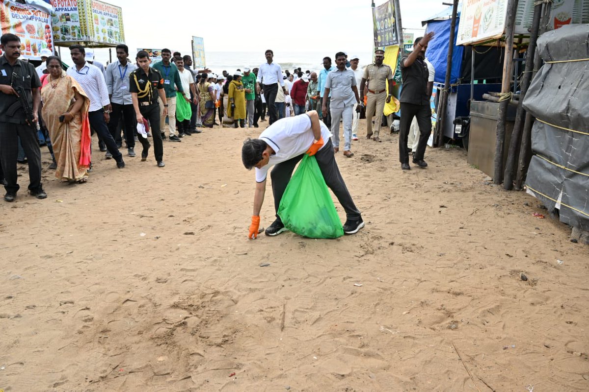 lokbhavan_tn's tweet photo. Governor Ravi along with Students, Volunteers and residents of Nainarkuppam Fishermen village, Uthandi, Chennai joined countrywide #SwachhataHiSeva Mass Cleaning drive, a community-driven cleanliness campaign launched by #PMModi. (1/2) https://t.co/3BRQEijL7d