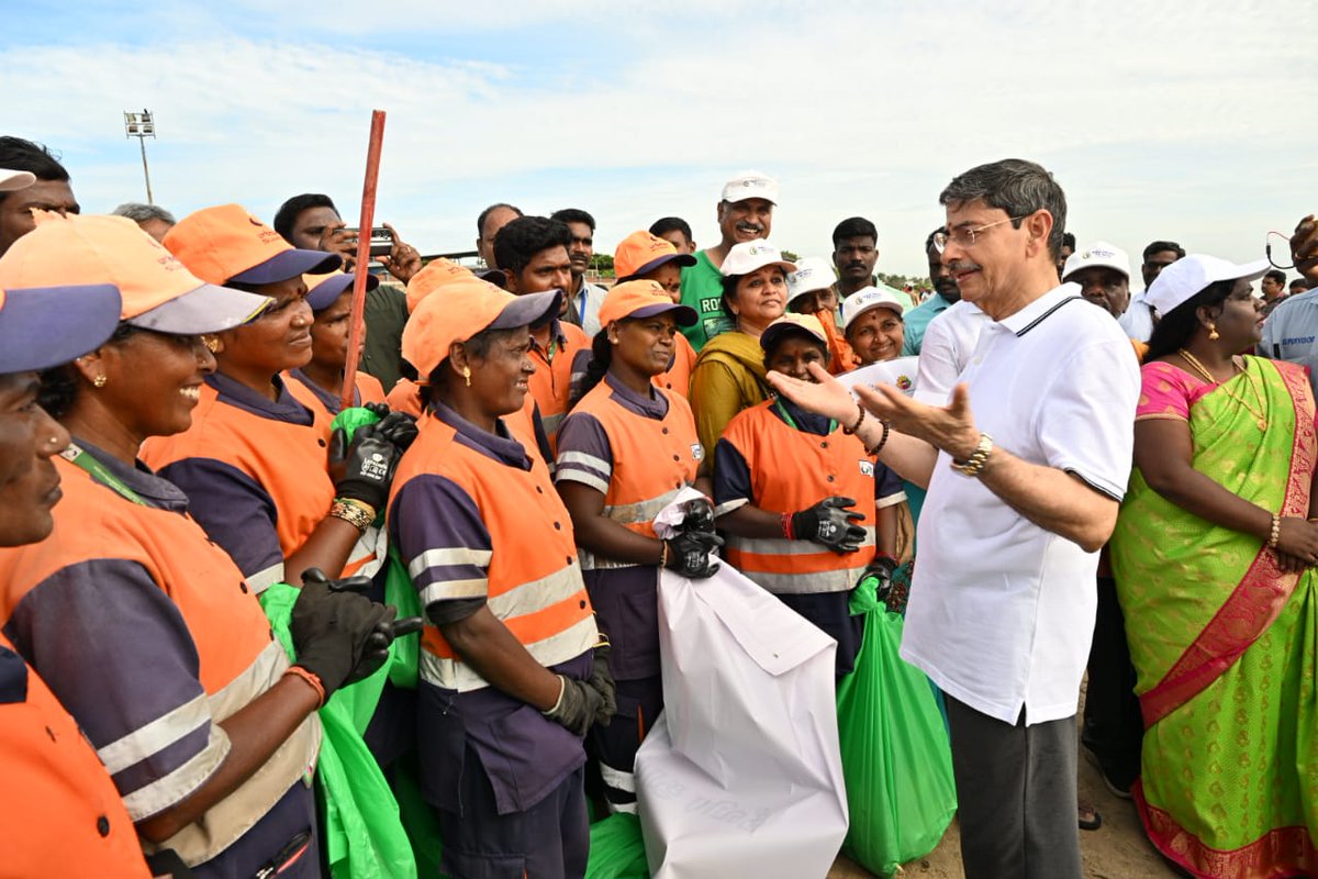 lokbhavan_tn's tweet photo. Governor Ravi along with Students, Volunteers and residents of Nainarkuppam Fishermen village, Uthandi, Chennai joined countrywide #SwachhataHiSeva Mass Cleaning drive, a community-driven cleanliness campaign launched by #PMModi. (1/2) https://t.co/3BRQEijL7d