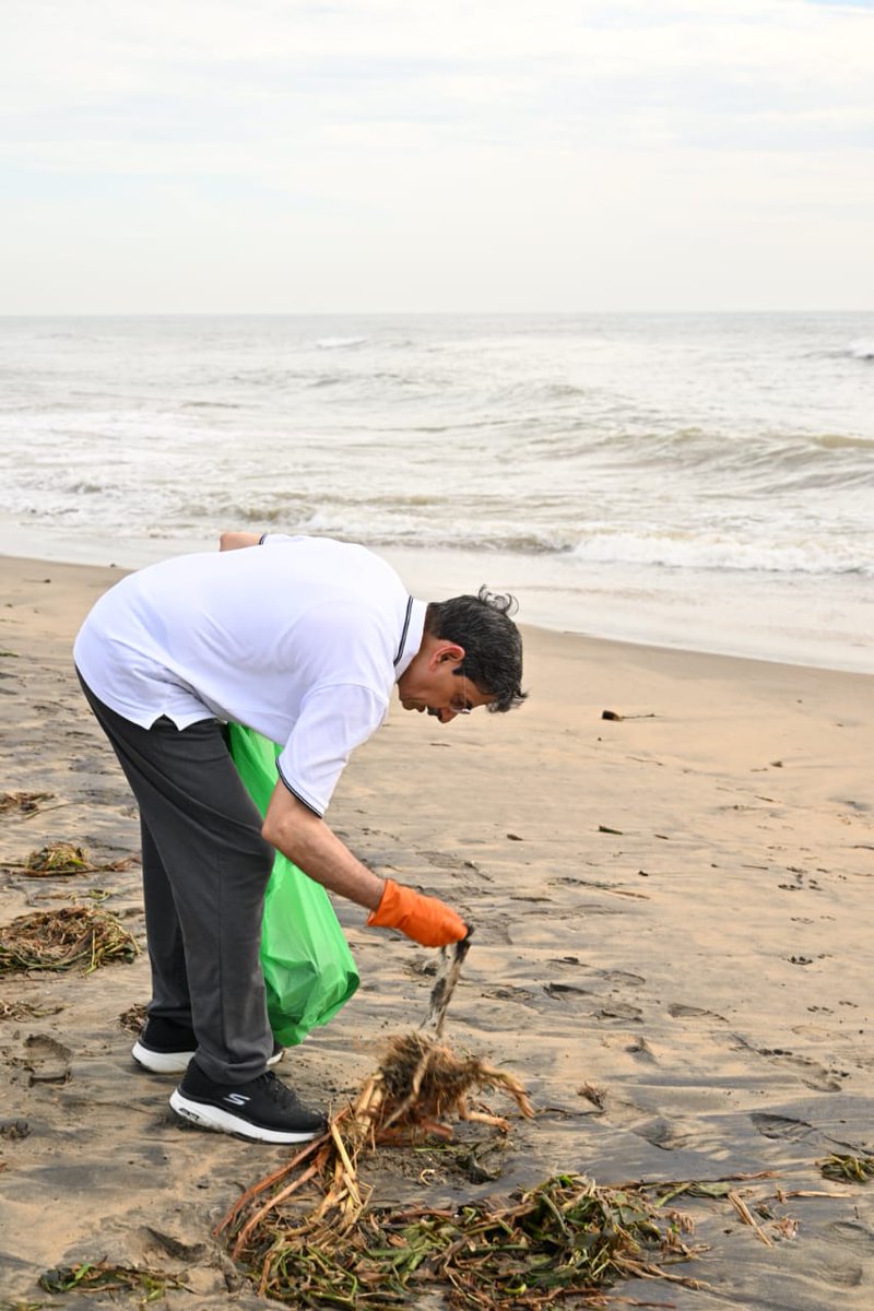 lokbhavan_tn's tweet photo. Governor Ravi along with Students, Volunteers and residents of Nainarkuppam Fishermen village, Uthandi, Chennai joined countrywide #SwachhataHiSeva Mass Cleaning drive, a community-driven cleanliness campaign launched by #PMModi. (1/2) https://t.co/3BRQEijL7d